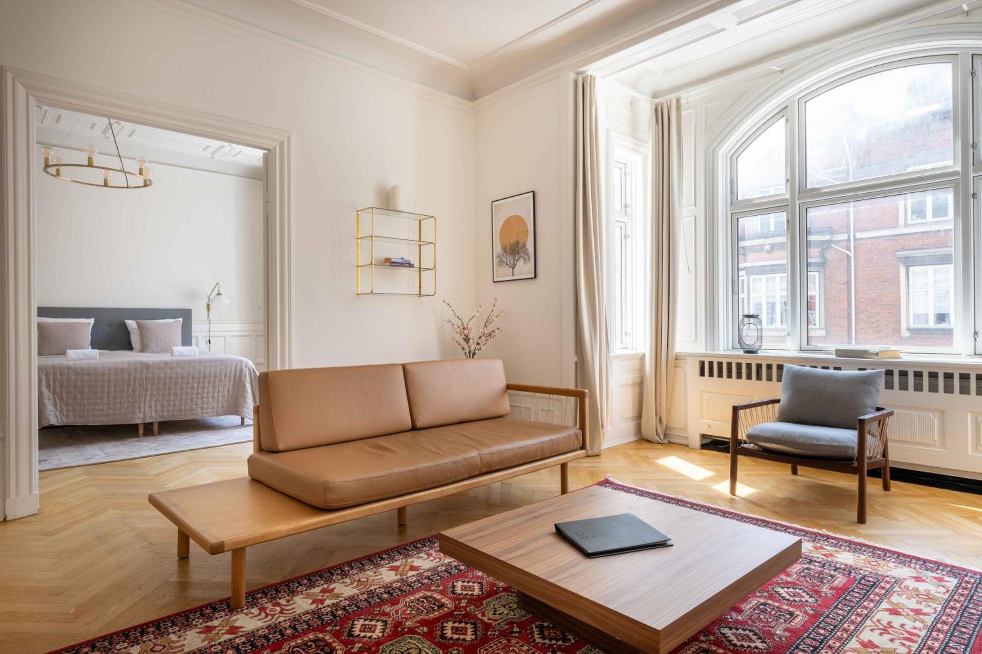Lovely 3br Manor 5 Min From Tivoli Gardens Apartment