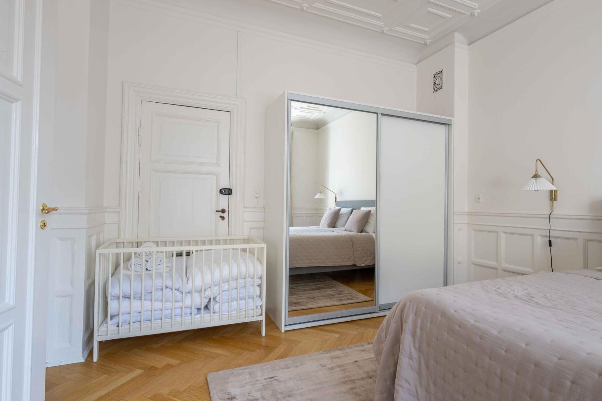 Lovely 3br Manor 5 Min From Tivoli Gardens Apartment *